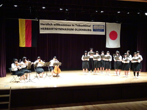 オーケストラ部と合唱部がドイツ国歌で歓迎しました