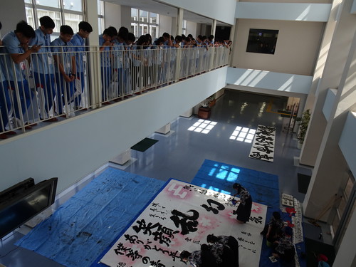 書道パフォーマンスを見学する台湾学生