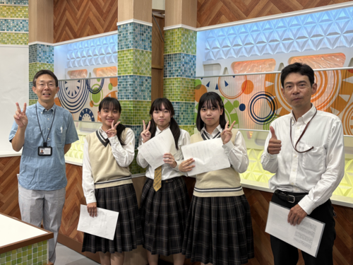 コンテンツセンター長の福本さん、高橋アナウンサーと